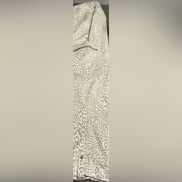 Chico’s leopard crop pants with gold embellishments Chico’s size 3 or size 16 - Picture 3 of 8